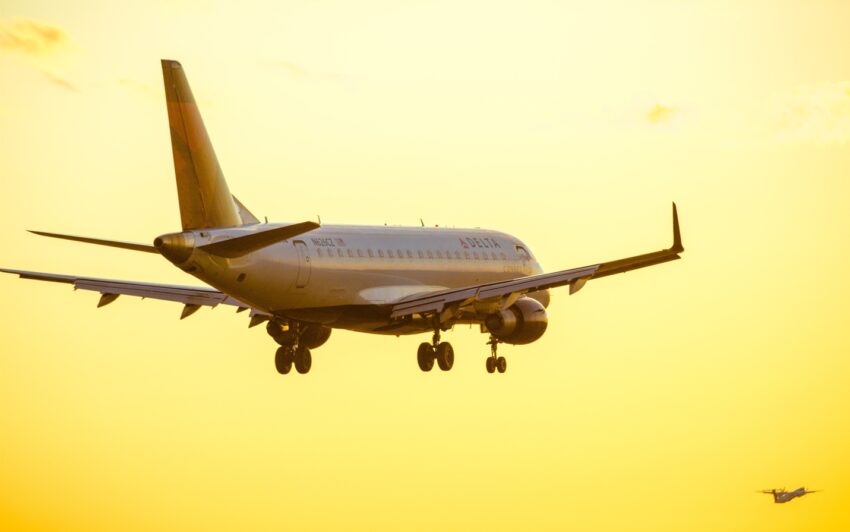 Vakantievlucht: groot passagiersvliegtuig in gele lucht